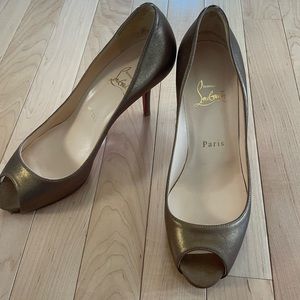 CHRISTIAN LOUBOUTIN Metallic Gold Very Prive Peep Toe Heel size 37 RARE